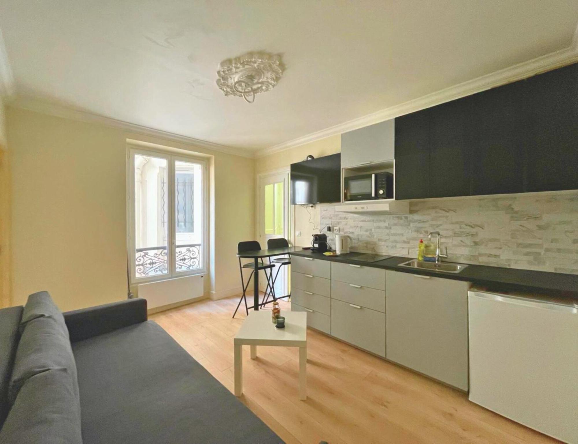 Lit Double Et Salon Avec Canape-lit A 10 Minutes Des Champs Elysees Alloggio in famiglia *