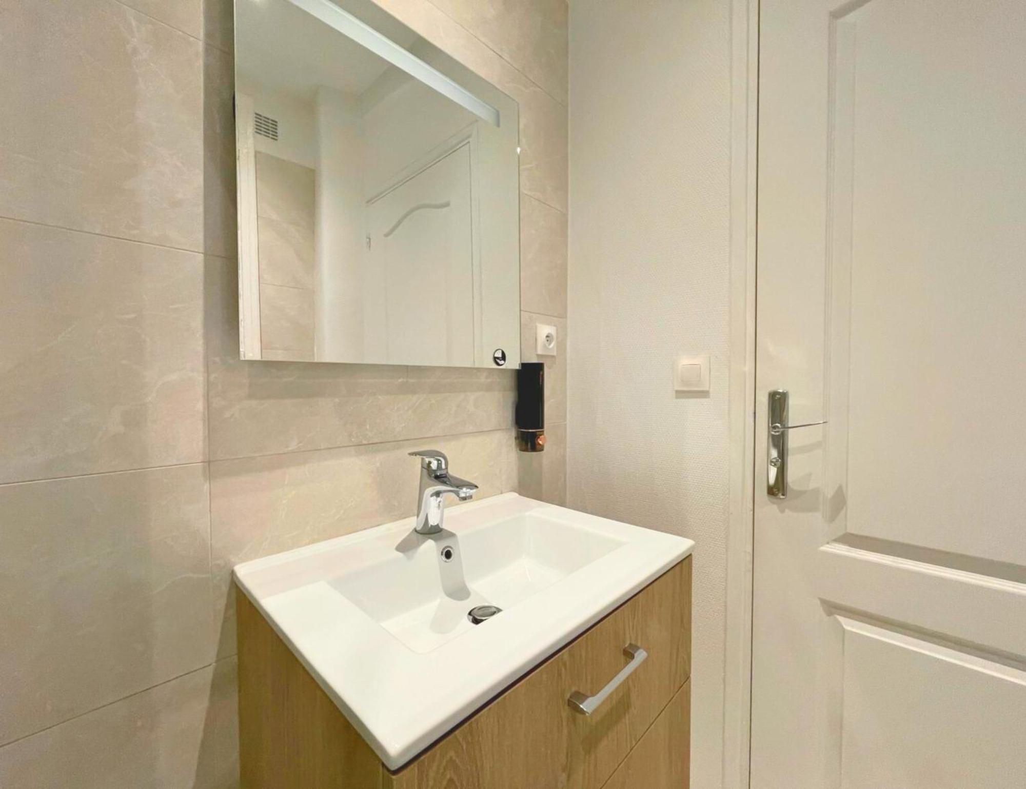 Lit Double Et Salon Avec Canape-lit A 10 Minutes Des Champs Elysees Accommodatie bij particulieren