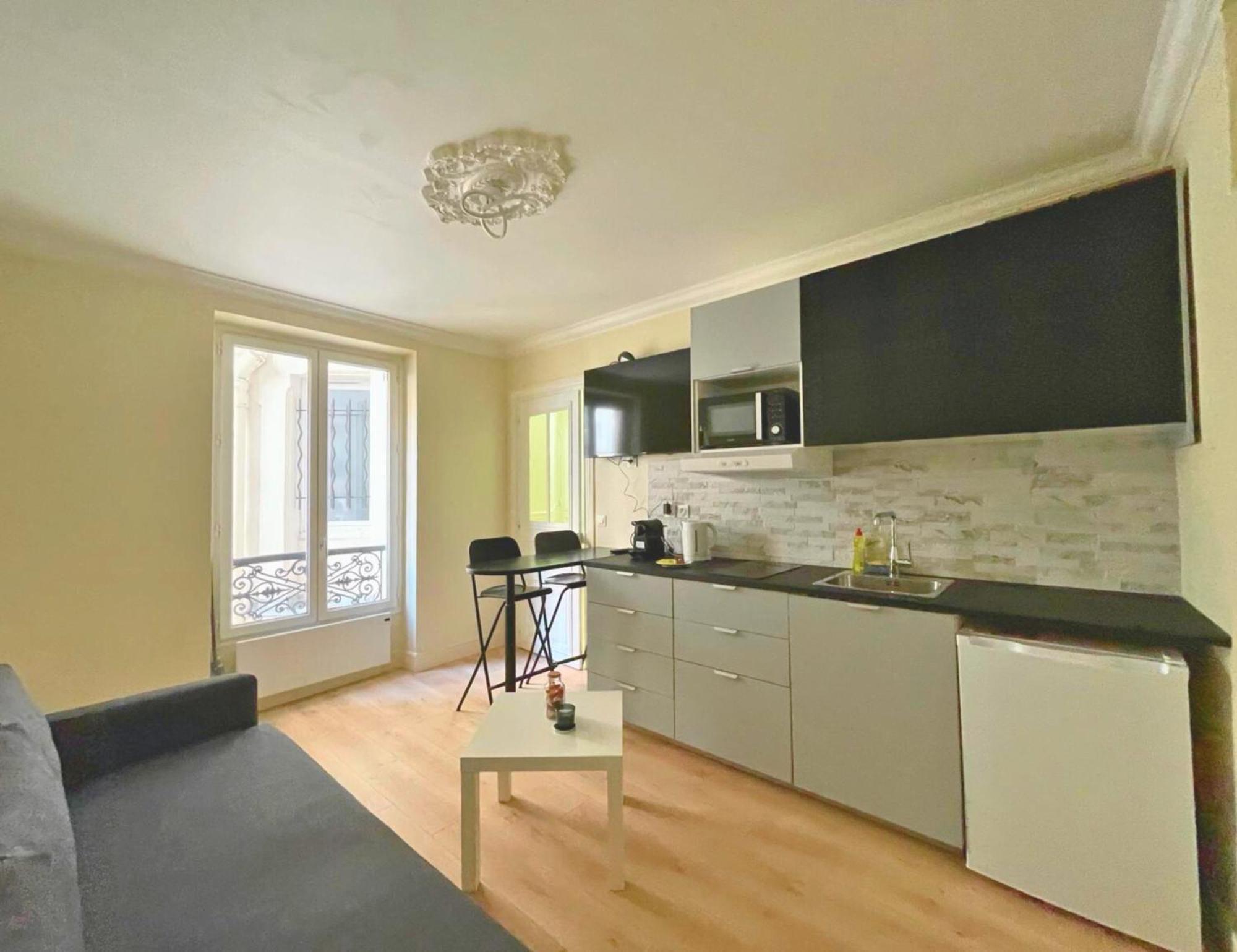 Lit Double Et Salon Avec Canape-lit A 10 Minutes Des Champs Elysees Accommodatie bij particulieren *